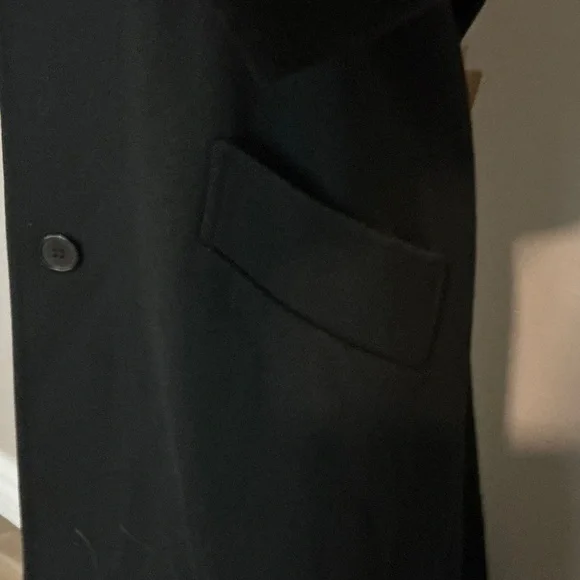 Elegant Black Luxury Trench Coat with Fur Collar - Picture 6 of 8